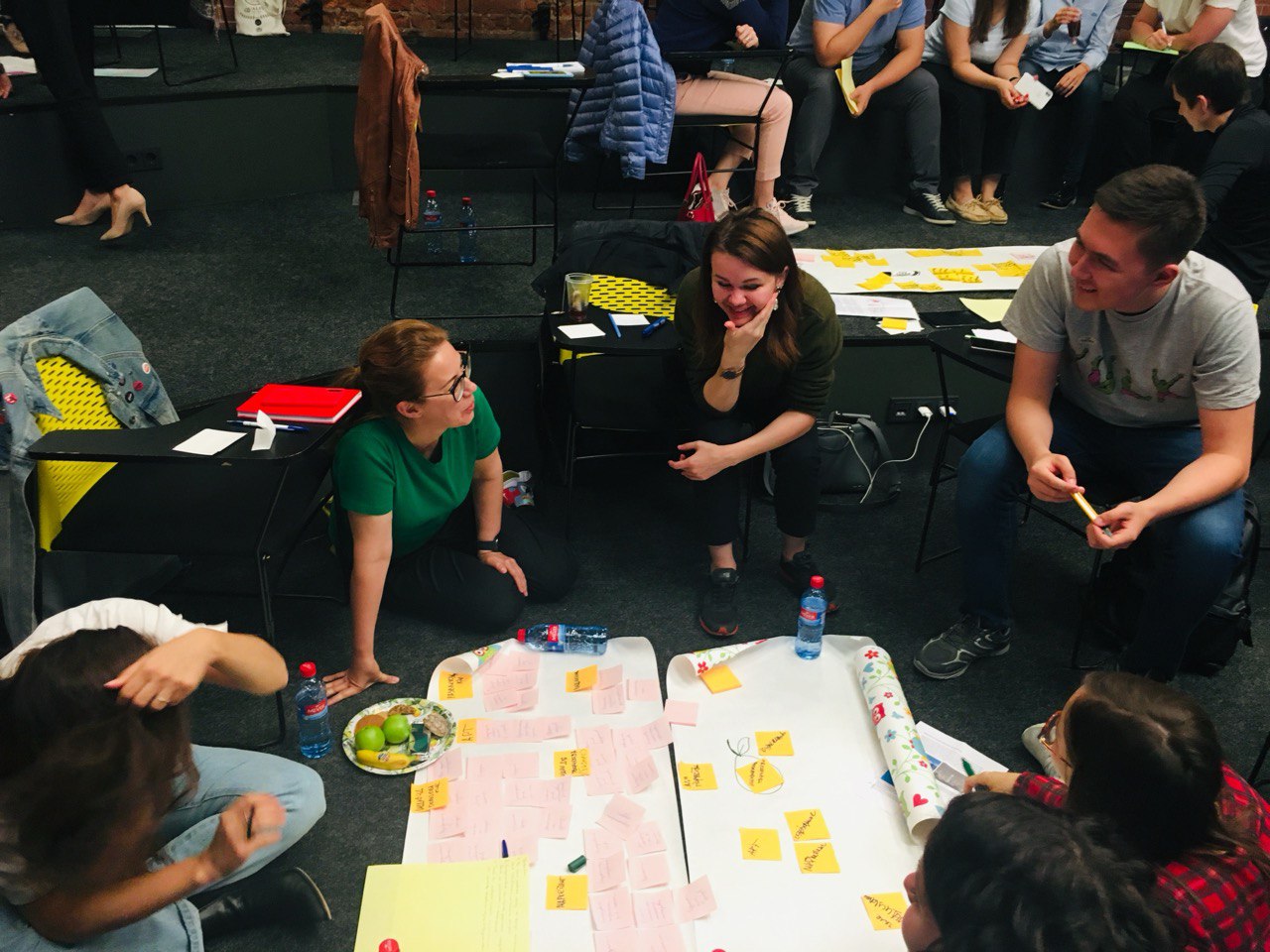 Люди разговаривают, сидя на полу